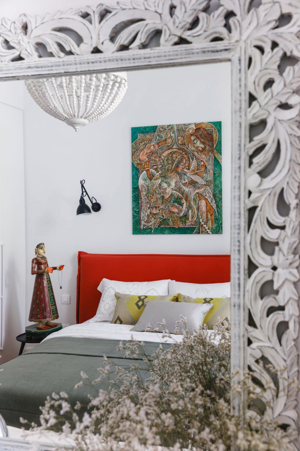 casa reformada e inspirada en la personalidad de su propietaria con piezas vintage, textiles expresivos y colores intensos