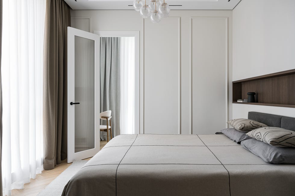 diseñada por pinteriors, esta casa combina líneas puras, curvas suaves y una paleta clara con texturas naturales, logrando un interior funcional, acogedor y lleno de detalles cuidados.