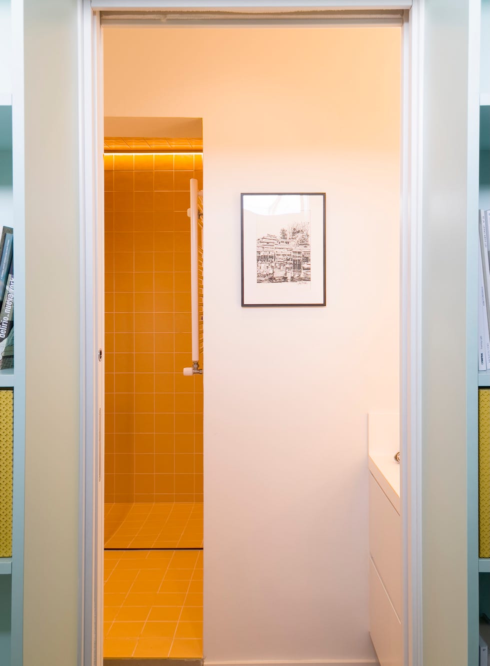 casa jn109 era una casa del madrid de los 70 con techos bajos y poca luz y ahora es un atico luminoso en verde y amarillo