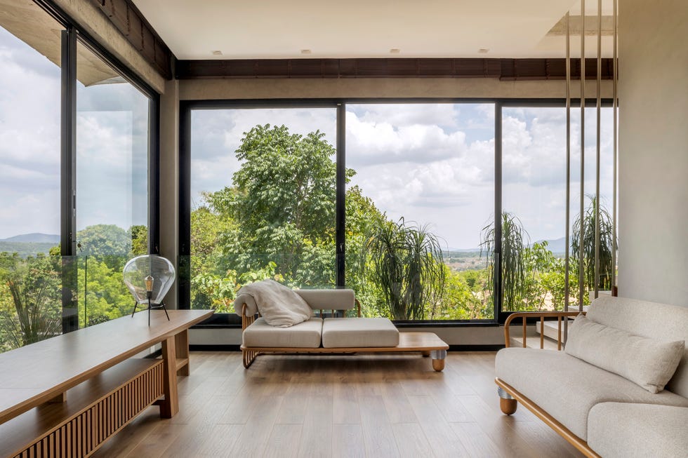 casa de hormigon con piscina que combina estructura brutalista, ventilacion cruzada y diseno tropical a medida