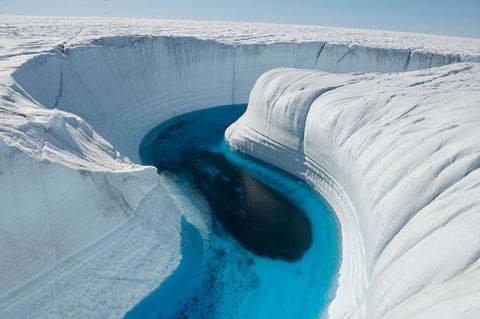 Smeltwater heeft een 45 meter diepe kloof uitgesleten in de ijskap van Groenland