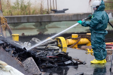 https://www.nationalgeographic.com/content/dam/environment/2019/09/environmental-victories-gallery/13-environmental-victories-facts.jpg Mede door de verontwaardiging over de kwestieLove Canal werd in 1980 de Comprehensive Environmental Response Compensation and Liability Act Overkoepelende Wet inzake Milieurespons Compensatie en Aansprakelijkheid aangenomen ook wel aangeduid als de Superfundwet Door de wet kunnen stortplekken met giftig afval worden opgeruimd en de vervuilers daarvoor financieel aansprakelijk worden gesteld Zo werd in 2016 het Gowanus Canal in Brooklyn New York schoongemaakt in het kader van de Superfundwet