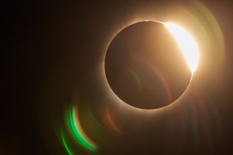 De eclips nadert totaliteit in Jackson Wyoming
