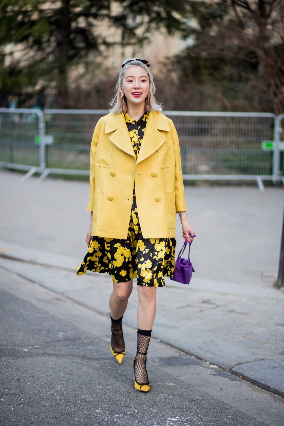 Nel giorno della festa della donna vestirsi di giallo non è un cliché, tanto più che il giallo è il colore di moda per la primavera estate 2018: l'8 marzo caricati di energia positiva con total look in giallo, per vestiti e accessori.