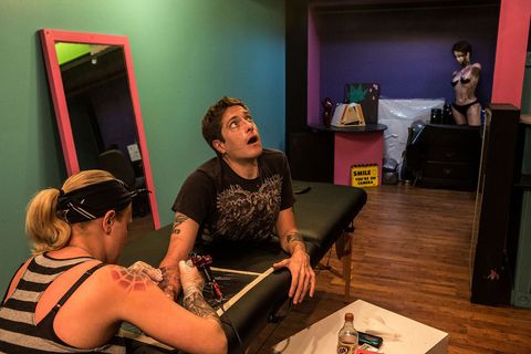 In Daytona Beach Florida laat Wollin een tattoo op zijn arm zetten