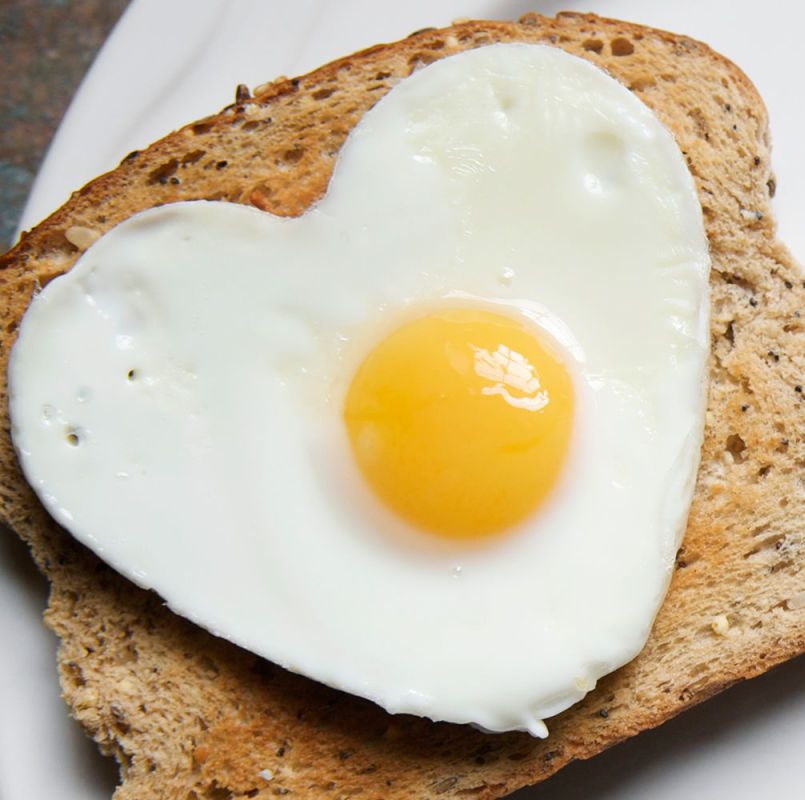 huevos fritos en forma de corazón en el día de san valentín