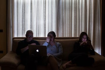 De ouders van de fotografe Marco Negrello 52 en Marilena Cecolin 52 wonen een zondagsmis bij die live wordt gestreamd vanuit de cokathedraal van Rovigo Haar jongere zus Illaria 18 verdiept zich in haar tienernetwerk