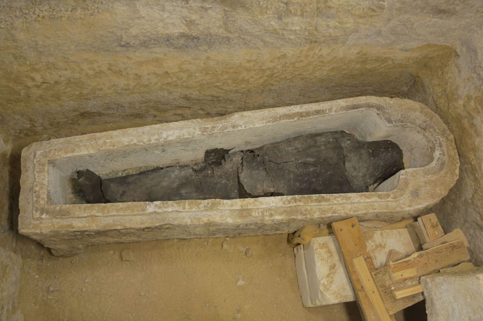 Een priester genaamd Ayput werd begraven in een stenen sarcofaag in de vorm van een mens ook wel bekend als een antropode doodskist De doeken waarin de mummie werd gewikkeld zijn bedekt met een laagje pek of hars waardoor ze een donkere kleur kregen
