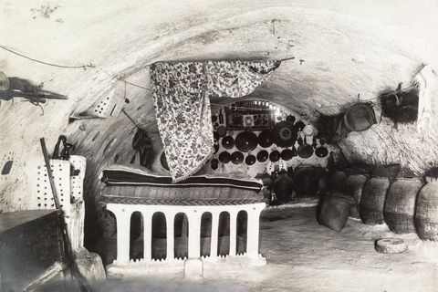 In deze ondergrondse woning van een sjeik in Matmata vormt een bed het middelpunt