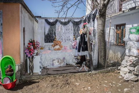 Fatme Inuz en Feim Osmanov hun replica slaapkamer staat buiten Inuz zijn ouders huis in Ribnovo