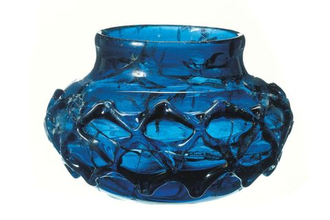 Een van de twee zeldzame 1400 jaar oude en fraai bewerkte schaaltjes van blauw glas die intact in het graf van Prittlewell werden aangetroffen