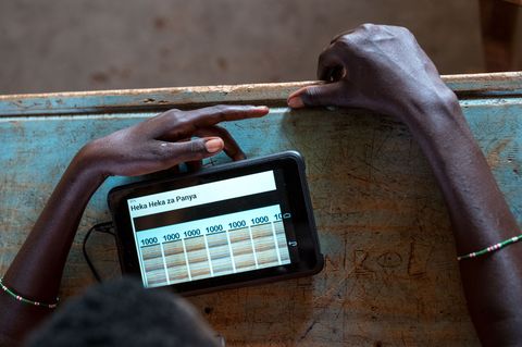 De content op de tablets heeft een gebruiksvriendelijk ontwerp en laat leerlingen via spelletjes opdrachten uitvoeren