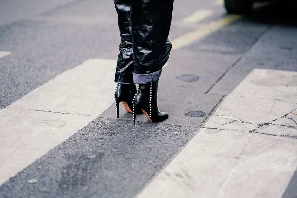 Le scarpe dell'inverno 2019 sono perfette per ricreare look gotici, i pezzi giusti che ti servono se stai cercando ispirazioni per i costumi Halloween, scarpe nere, scarpe con tacco alto super dark da indossare anche dopo i party.
