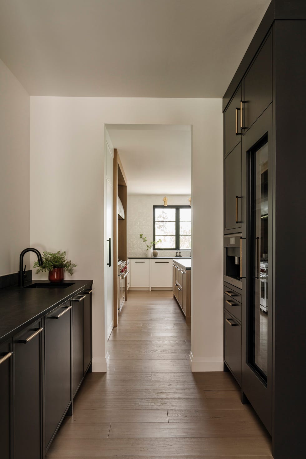 vivienda familiar que combina madera, metales brunidos y diseno a medida para vivir con estilo y funcionalidad