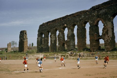 In 1957 spelen jongens in Rome een potje voetbal naast de bogen van een aquaduct uit de oudheid