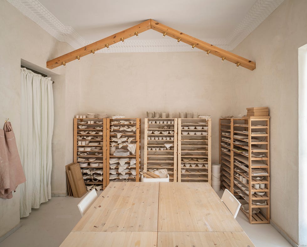 taller de ceramica bonjour con estanterias al fondo y mesa de madera en el centro