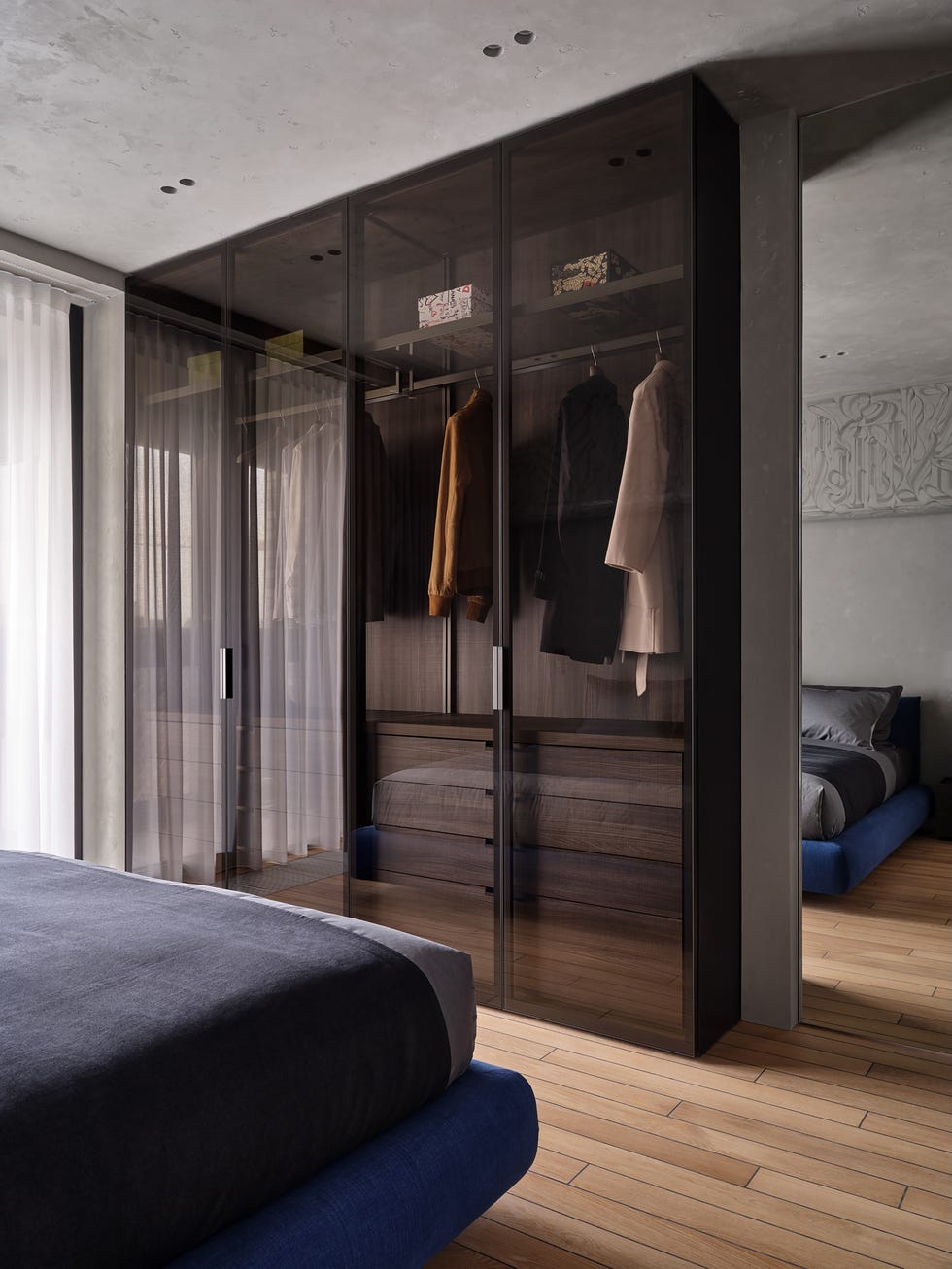 apartamento con isla de cocina escultorica, arte personalizado y soluciones funcionales a medida