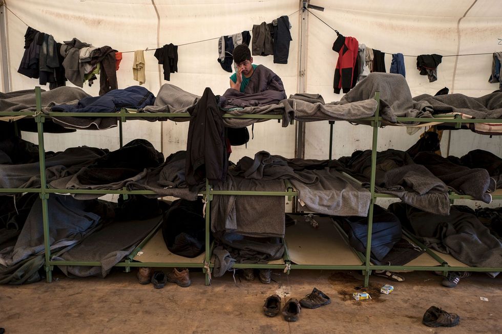 Saleem Khan 12 uit Afghanistan rust uit op een veldbed in een vluchtelingencentrum in Adaevci aan de grens van Servi met Kroati een van de achttien opvangcentra van de Servische overheid die vluchtelingen van eten en onderdak voorzien