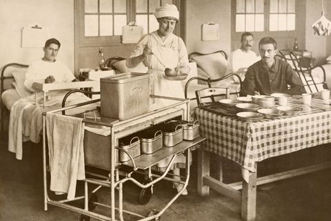 In een hospitaal in Parijs verzorgt een verpleegster de wonden van Amerikaanse soldaten 1918