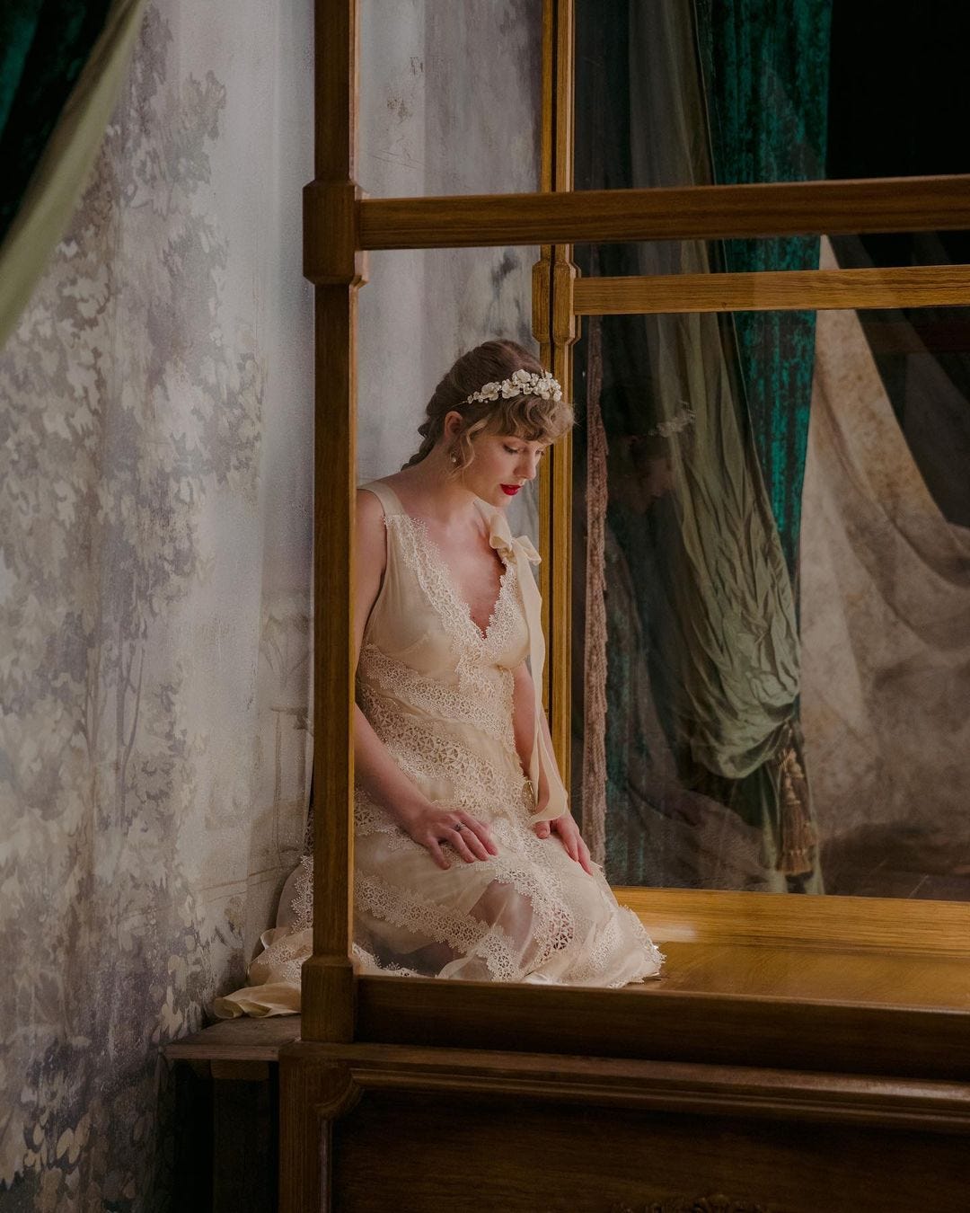 Taylor Swift Is Wearing A Wedding Dress In Her 