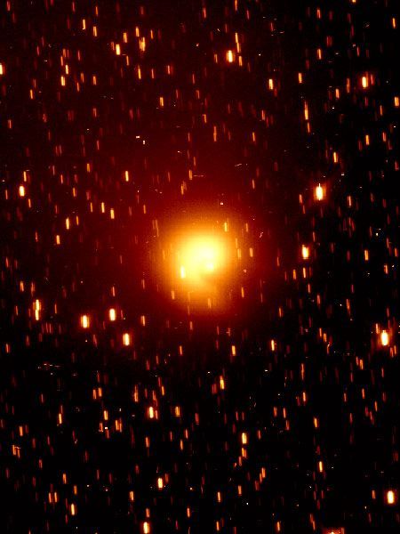 In deze opname van de Hubbleruimtetelescoop straalt de komeet HaleBopp tegen de achtergrond van het sterrenbeeld Boogschutter De extreem heldere komeet werd in 1995 ontdekt door de amateurastronomen Alan Hale uit New Mexico en Thomas Bopp uit Arizona en was een jaar daarna voor het eerst met het blote oog zichtbaar Vervolgens verdween het object geleidelijk uit zicht maar astronomen voorspellen dat HaleBopp rond 2020 met grote telescopen zichtbaar zal zijn