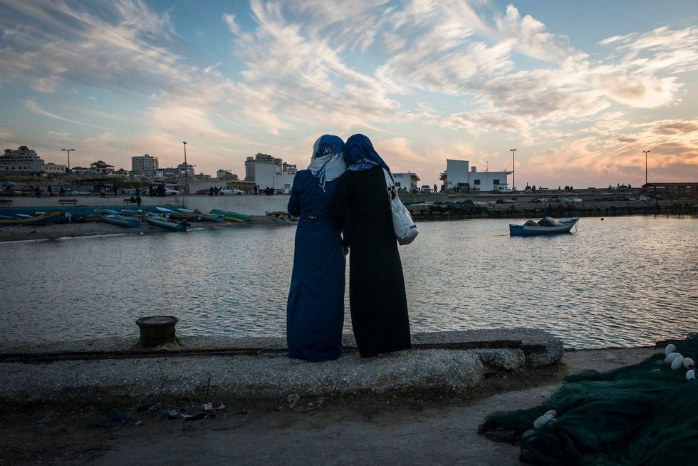 In de haven van GazaStad bekijken meisjes de zonsondergang