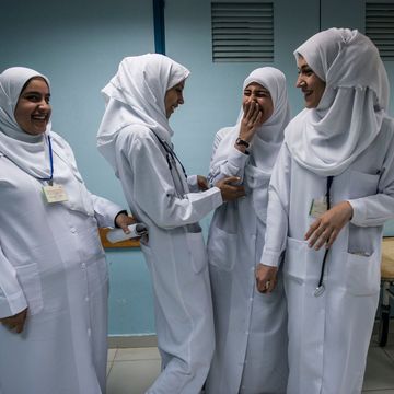 medicijnenstudenten van de islamitische universiteit tijdens een pauze op de kraamafdeling van het alshifaziekenhuis in gazastad volgens jaques wordt in de gazastrook veel aandacht besteed aan goede scholing die voor veel mensen bereikbaar is
