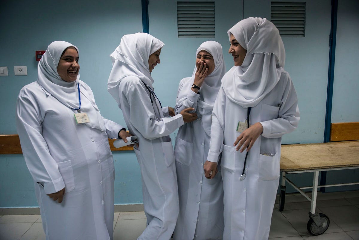 Medicijnenstudenten van de Islamitische Universiteit tijdens een pauze op de kraamafdeling van het AlShifaziekenhuis in GazaStad Volgens Jaques wordt in de Gazastrook veel aandacht besteed aan goede scholing die voor veel mensen bereikbaar is