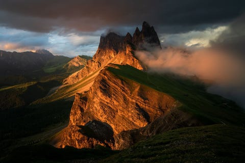De zon gaat onder boven Sedeca een berg in de Dolomieten ofwel de Italiaanse Alpen Your Shotfotograaf Tomasz Przychodzie herinnert zich Tien minuten eerder zat ik in een tent op 2500 meter hoogte met mijn vrouw en tweejarige zoon te wachten tot de hagelbui zou stoppen