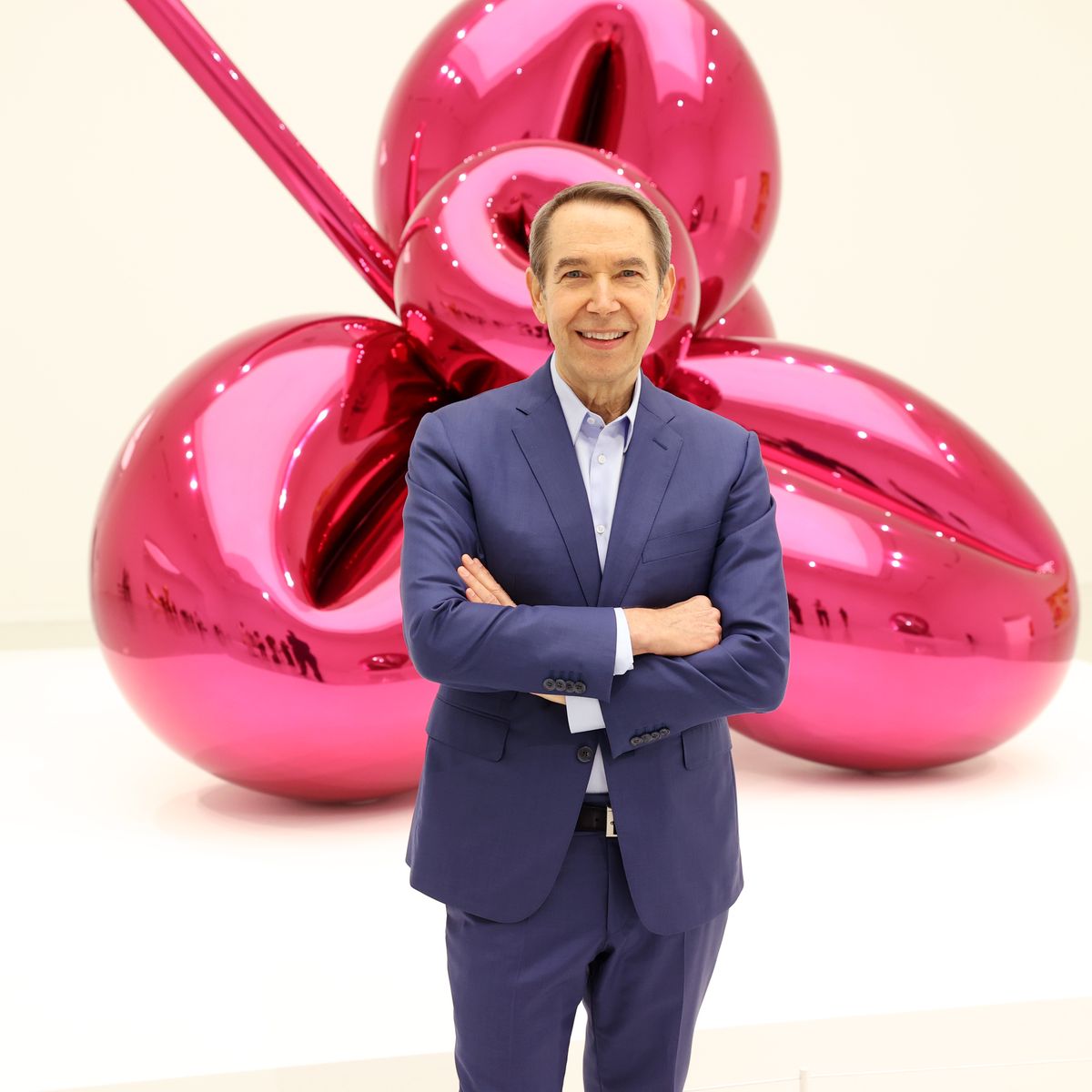 doha, qatar   november 20 jeff koons poses during the press preview of his exhibition “lost in america” on november 20, 2021 at qatar museums gallery al riwaq in doha, qatar the exhibition opens as part of qatarcreates, a cultural celebration connecting the fields of art, fashion, and design through a diverse program of exhibitions, awards, public talks, and special events, all taking place in the heart of doha photo by cindy ordgetty images for qatar museums