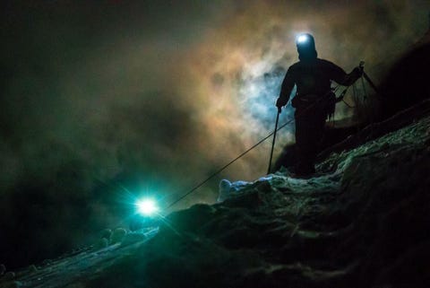 Een volle maan begeleid onze groep door een veld van bergspleten onderweg naar de top van Rainier Aan elkaar vastgeknoopt zetten we voorzichtig iedere stap en beseffen we ons dat we verantwoordelijk zijn voor elkaars leven