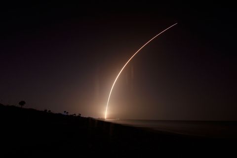 Op 25 juni raasde een Falcon Heavyraket van SpaceX door de ochtendhemel boven Cape Canaveral in Florida Tot de vracht die hij meevoerde  de STP2missie van het Amerikaanse Pentagon  behoorden NASAsatellieten een experimenteel zonnezeil en de gecremeerde resten van ruim 150 mensen
