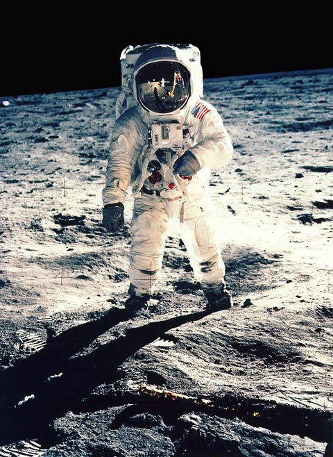 Tijdens de Apollo 11missie in 1969 nam astronaut Neil Armstrong deze selfie in het vizier van astronaut Edwin Buzz Aldrin