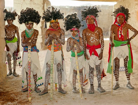 Tarahumara mensen verkleden zich als Phariseers voor een prepaasritueel in de Mexicaanse gemeenschap van Choguita Het optreden eindigt met de verbranding van de beeltenis van Judas schreef het artikel in de National Geographic van 2008 waar deze foto bijhoorde