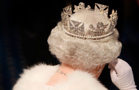 De koningin in 2007 terwijl ze vertrekt van de State Opening of Parliament schitterend in hermelijn en de Diamond Diadem die in 1820 is gemaakt voor haar Hannover voorouder George IV