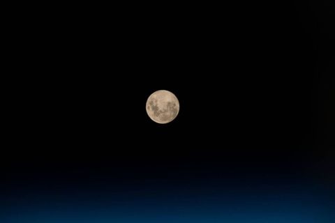 Op 18 mei had de bemanning aan boord van het ISS de kans om de volle maan te bewonderen terwijl het internationaal ruimtestation op ruim 400 kilometer boven het zuidelijk deel van de Atlantische Oceaan zweefde