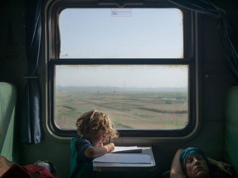 XINJIANG CHINAAan het eind van een vijfdaagse treinreis door China maakt de 5jarige Timo een tekening terwijl zijn moeder ligt te slapen Het was een onvergetelijke ervaring om met onze kinderen de wereld te ontdekken vertelt fotograaf Matthieu Paley
