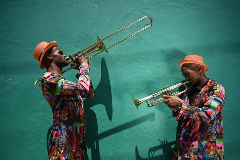 KAAPSTAD ZUIDAFRIKA  In de wijk BoKaap in Kaapstad vormen scherpe schaduwen en een jadekleurige muur een fraaie achtergrond voor trombone en trompetspelers Rudi Jacobs en Abdul Baasit leden van de plaatselijke brassband The Street Kings