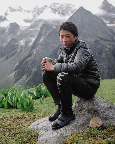 De 15jarige Karma Tenzin uit Laya zit in groep zeven In tegenstelling tot zijn ouders die jakhoeders zijn wil Karma ingenieur worden en in Thimpu de hoofdstad van Bhutan gaan werken