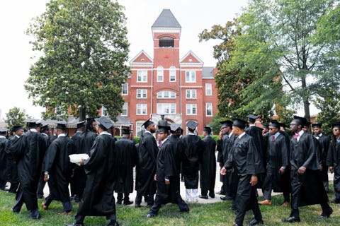 De afgestudeerden van 2017 van Morehouse verzamelen zich voor het standbeeld van Benjamin Elijah Mays de eerste zwarte president van het college De ceremonie was onderdeel van de driedaagse activiteiten in het kader van het afstuderen en het 150jarige bestaan van de instelling
