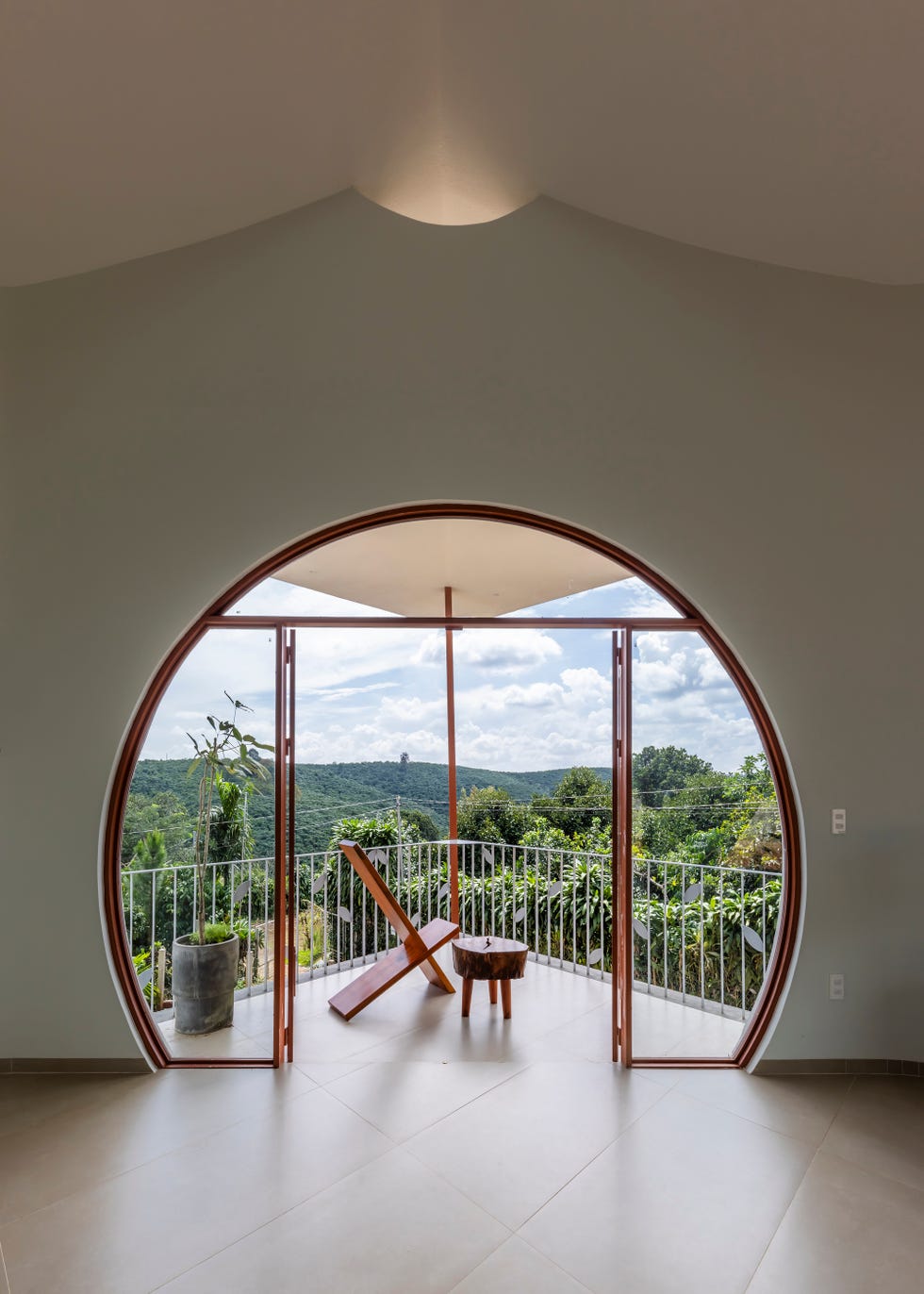 arquitectura organica, curvas y materiales naturales para una casa que redefine el concepto de hogar en un entorno tropical