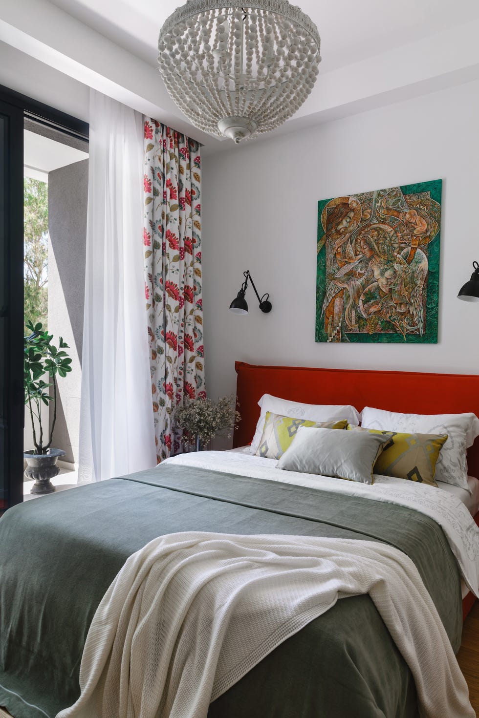 casa reformada e inspirada en la personalidad de su propietaria con piezas vintage, textiles expresivos y colores intensos