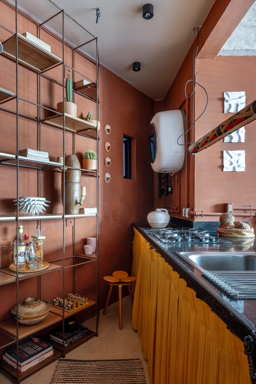 casa de 45 metros es un estudio de arquitectura, un taller creativo y una zona de relax con hamaca, columpio y un bano triangular