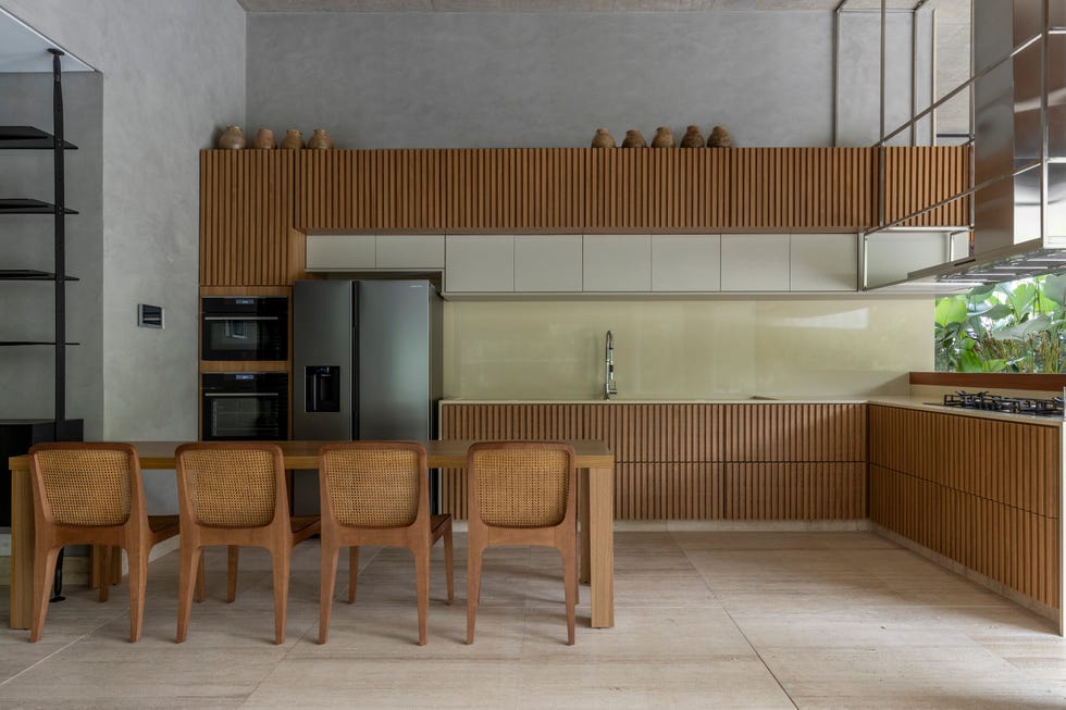 casa de hormigon con piscina que combina estructura brutalista, ventilacion cruzada y diseno tropical a medida