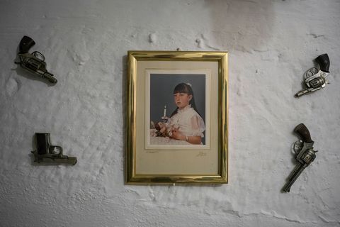 Bijzondere woondecoraties zijn gebruikelijk in de grotwoningen in de buurt van Granada Hier heeft een bewoner vier pistolen rond een afbeelding van zijn nichtje tijdens haar eerste communie opgehangen