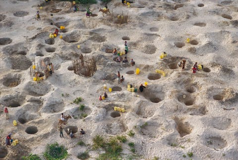 https://www.nationalgeographic.com/content/dam/science/2020/04/21/human-journey-steinmetz/14-human-journey-steinmetz.jpg Op het eilandje Pate onderdeel van de Lamuarchipel voor de kust van Kenia halen dorpelingen brak drinkwater op uit ondiepe putten die op zon honderd meter van zee liggen Voor de snel groeiende bevolking van Kenia is zoet water een beperkte hulpbron Een ontziltingsfabriek die in 2018 in bedrijf werd genomen zorgt voor broodnodig maar peperduur drinkwater
