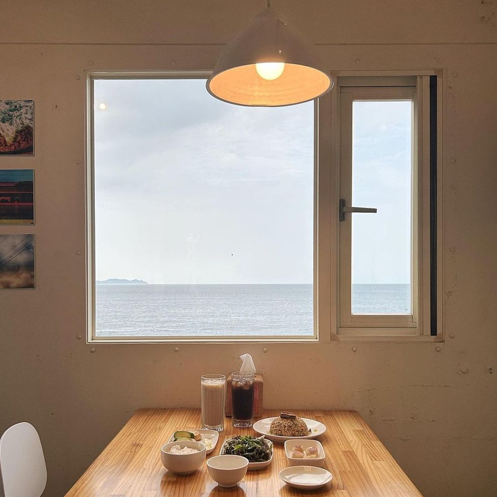 北海岸10間質感咖啡廳推薦！宛如日本街頭的十字路口、窗景如畫的玻璃屋寶藏咖啡館