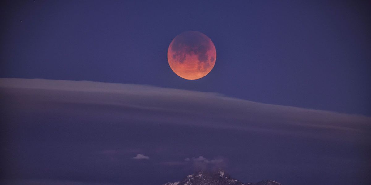 Ondanks de bewolking was de maansverduistering van een superbloedmaan nog te zien boven Mount Meeker en Longs Peak in Colorado