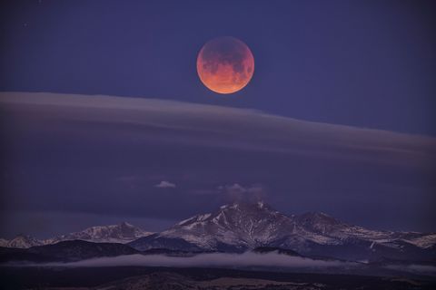 Ondanks de bewolking was de maansverduistering van een superbloedmaan nog te zien boven Mount Meeker en Longs Peak in Colorado