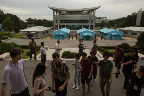 Toeristen bij de gedemilitariseerde zone in Panmunjom in NoordKorea